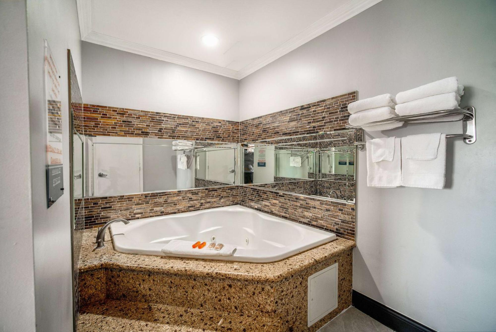 Travelodge Inn & Suites By Wyndham Bell Los Angeles Area Exterior photo