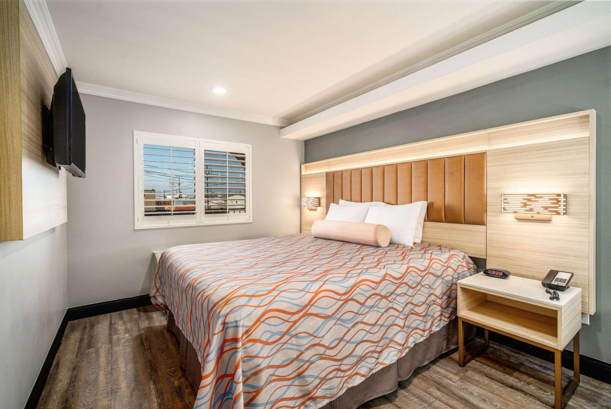 Travelodge Inn & Suites By Wyndham Bell Los Angeles Area Exterior photo
