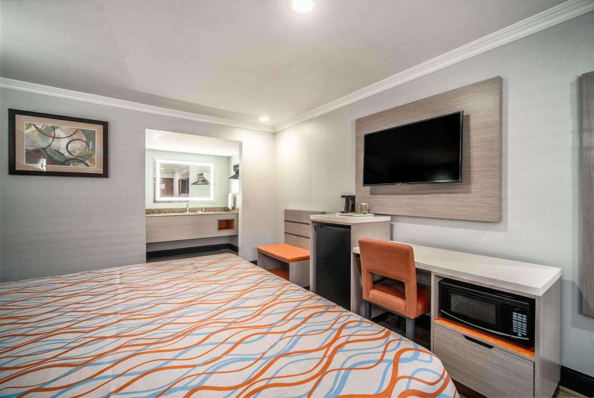 Travelodge Inn & Suites By Wyndham Bell Los Angeles Area Exterior photo
